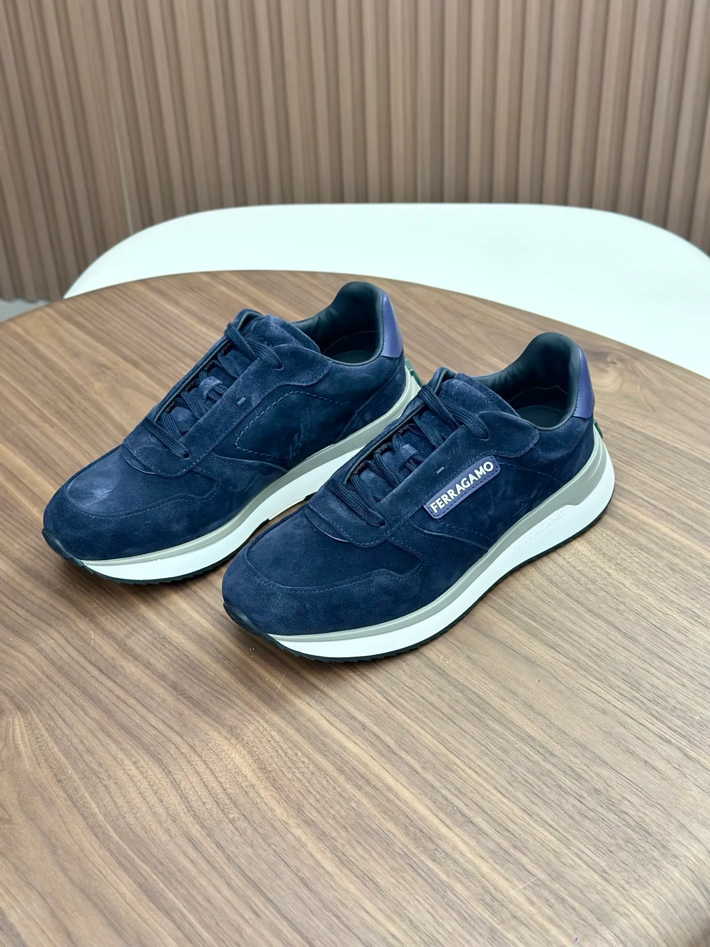 [Ferragamo] Top P: 820💰 Number of yards: 39~44 (38.45 custom-made, non-refundable) Top purchasing agent 🇮🇹 Ferragamo men's casual shoes series, the counter sells the original configuration at the same time, Italian imported cowhide fabric, high-quality splicing technology, imported water-dyed cow lining , Soles: Original foam soles are specially provided by the original factory, and the original factory follows the order. 🔍High quality can be entered and exited the counter at will. Welcome to compare and synchronize with the counter.